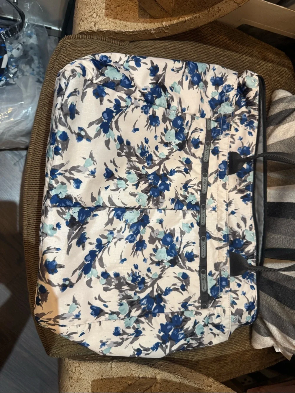 LeSportsac Blue Floral Nylon Tote beautiful & Clean - Picture 3 of 5
